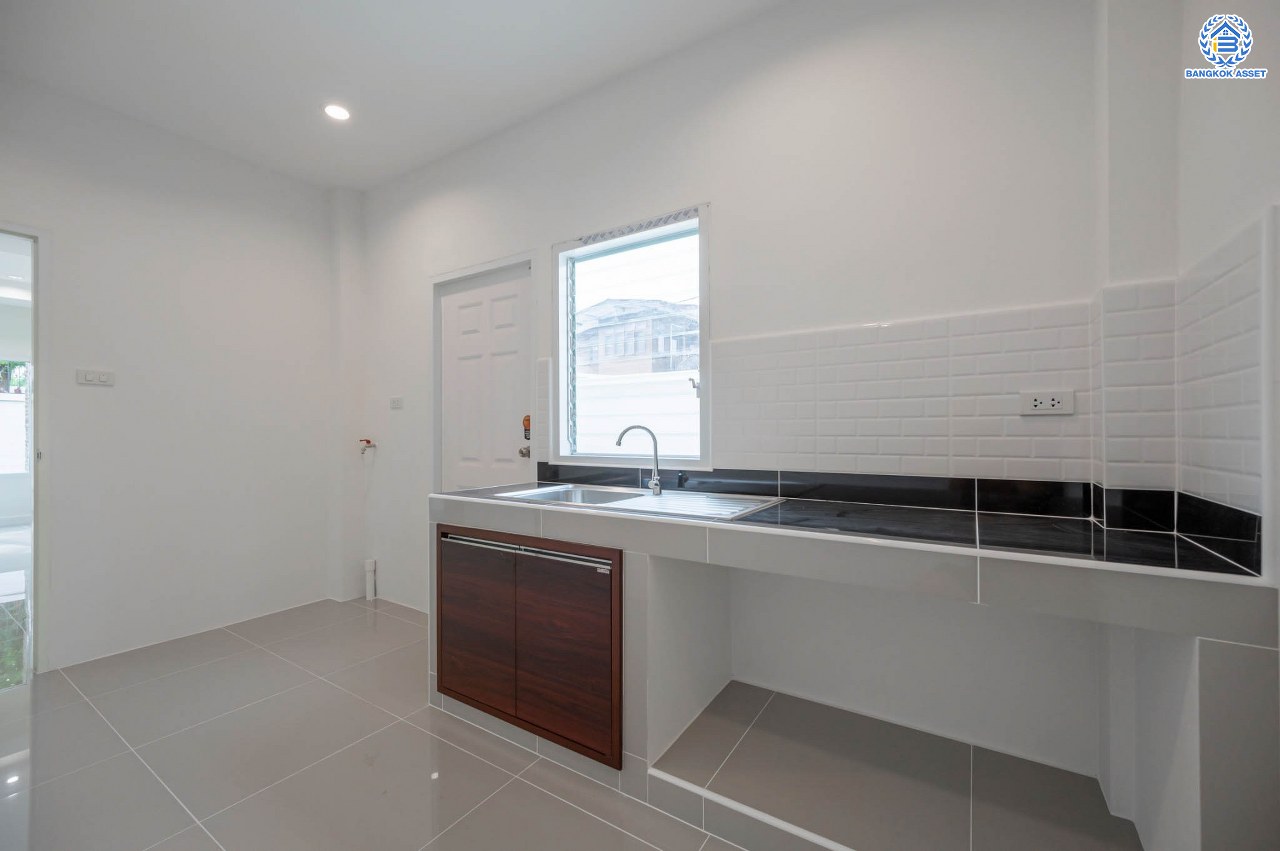 บ้านมือสองตกแต่งใหม่ โครงการ บ้านอาภา2 ปิ่นเกล้า-สวนผัก เนื้อที่ 61 ตร.ว. ฟังก์ชัน 3 ห้องนอน 3 ห้องน้ำ จอดรถได้ 2 คัน บนทำเลเดินทางสะดวก เชื่อมต่อหลายเส้นทาง ใกล้รถไฟฟ้าสายสีแดง "สถานีบางบำหรุ"